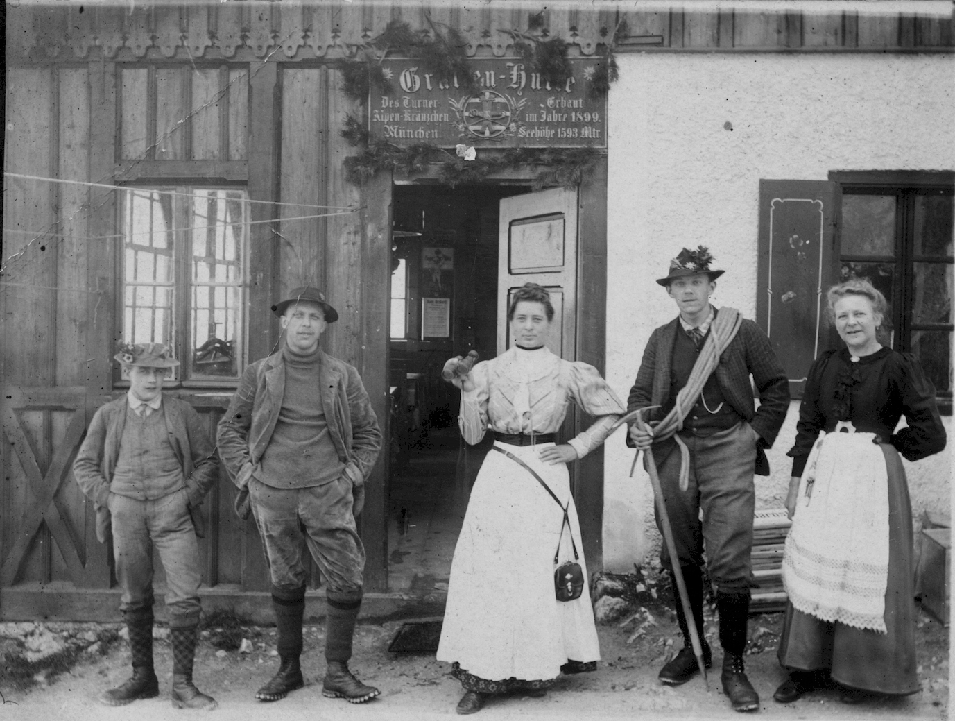 1909_Gruttenhütte-Wirte-Georg-und-Katharina-Stöckl-mit-Rosalia-Oberndorfner