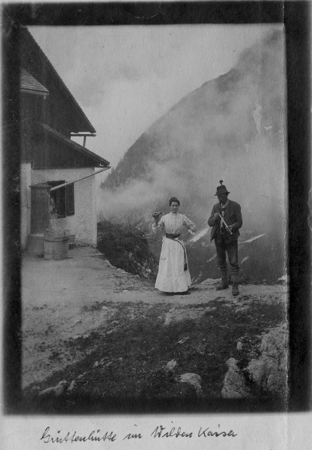 1910_Gruttenhütte-Pächterin-Katharina-Stöckl-und-Bergführer