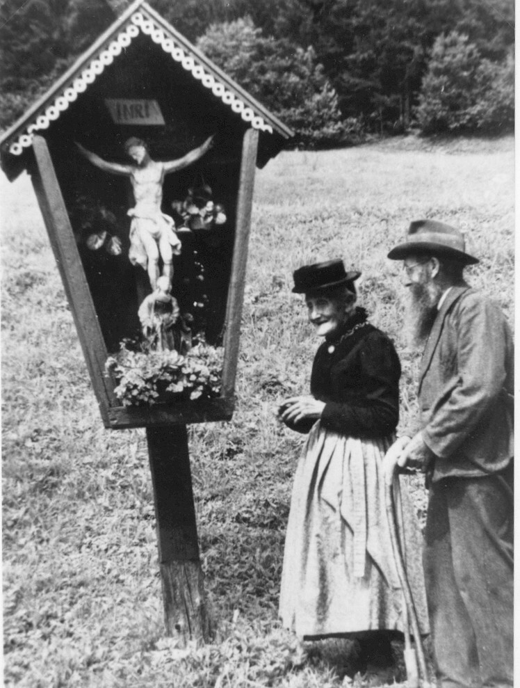 1955 Badhaus Wegkreuz mit Wochenbrunnern Katharina und Sebastian Lintner