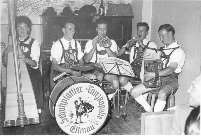 1955_Schuhplattler Tanzkapelle Ellmau