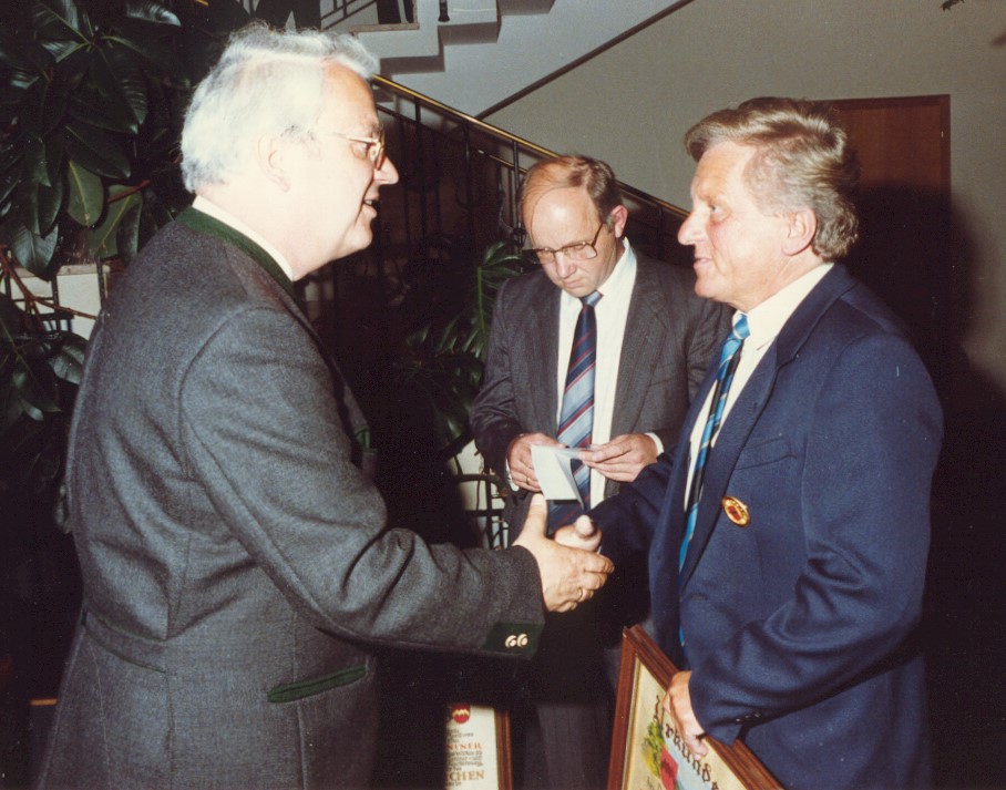 1988 Ehrenzeichen in Gold der Gemeinde Ellmau für VOL Peter Moser