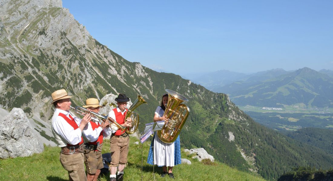 150 Jahre Turner-Alpen-Kränzchen: Jubiläumsfest auf der Gruttenhütte, Segen für Altes Gipfelkreuz Ellmauer Halt, Bergfeuer im Wilden Kaiser