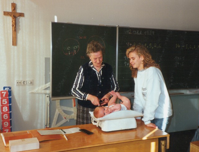 Hebamme Anna Unterguggenberger bei der Mütterberatung 1989