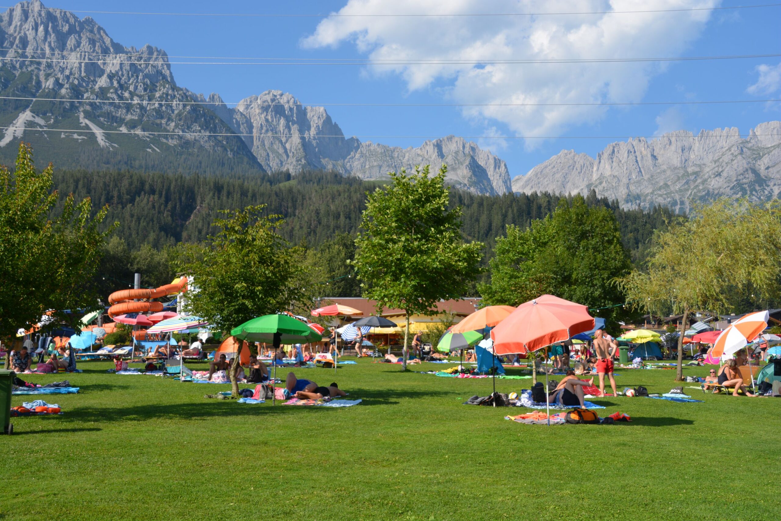 Kaiserbad 30 Jahre Jubiläum_AUG 2024_Liegewiese unter Wildem Kaiser_Foto Gemeinde Ellmau_web