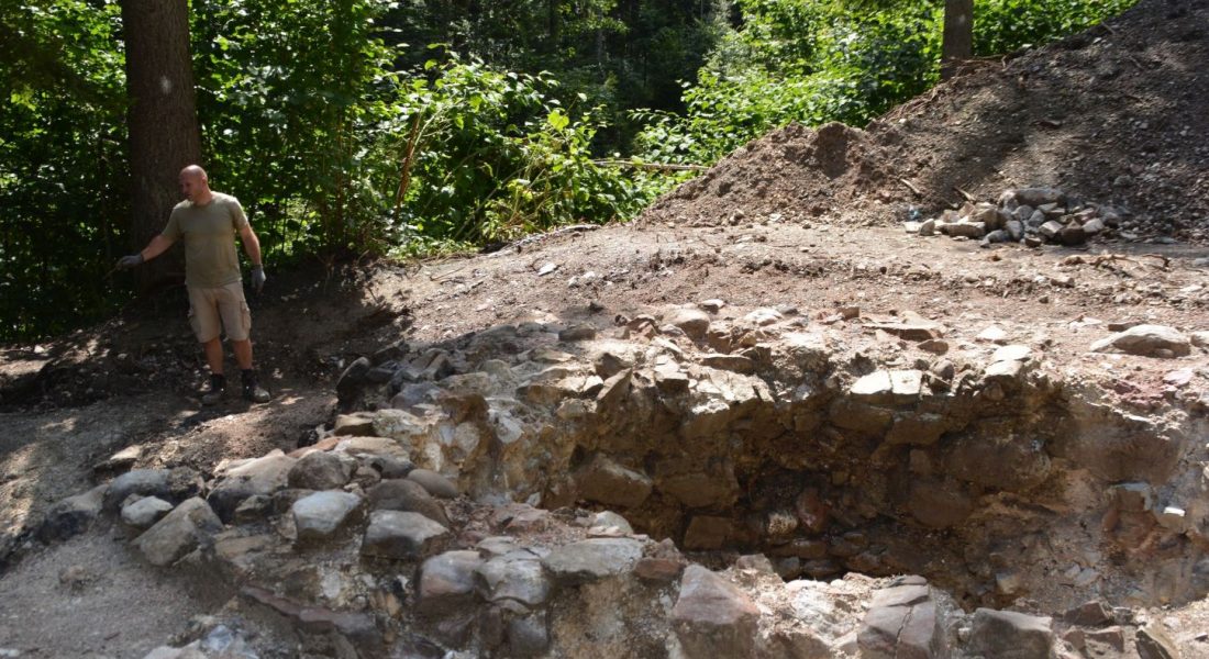 Erste Ausgrabung eines Kalkofens in Nordtirol bei Badhaus Wochenbrunn