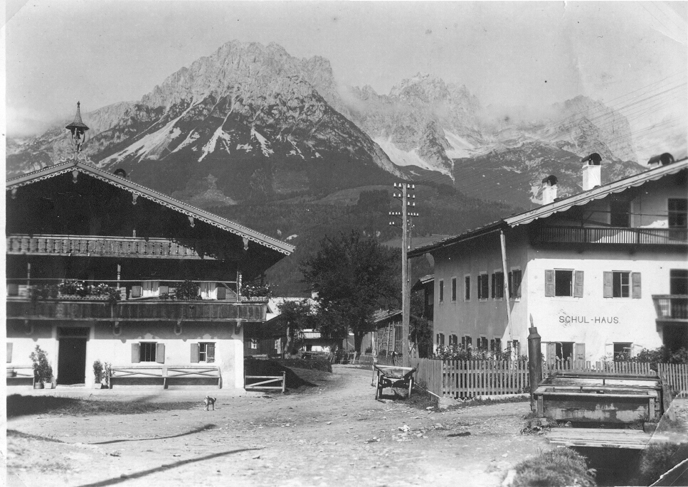 1938-00-00 02522
Oberer Dorfplatz um 1938 ?
Dorfbrunnen, Schulhaus und Postbauer
Repro: Schellhorn