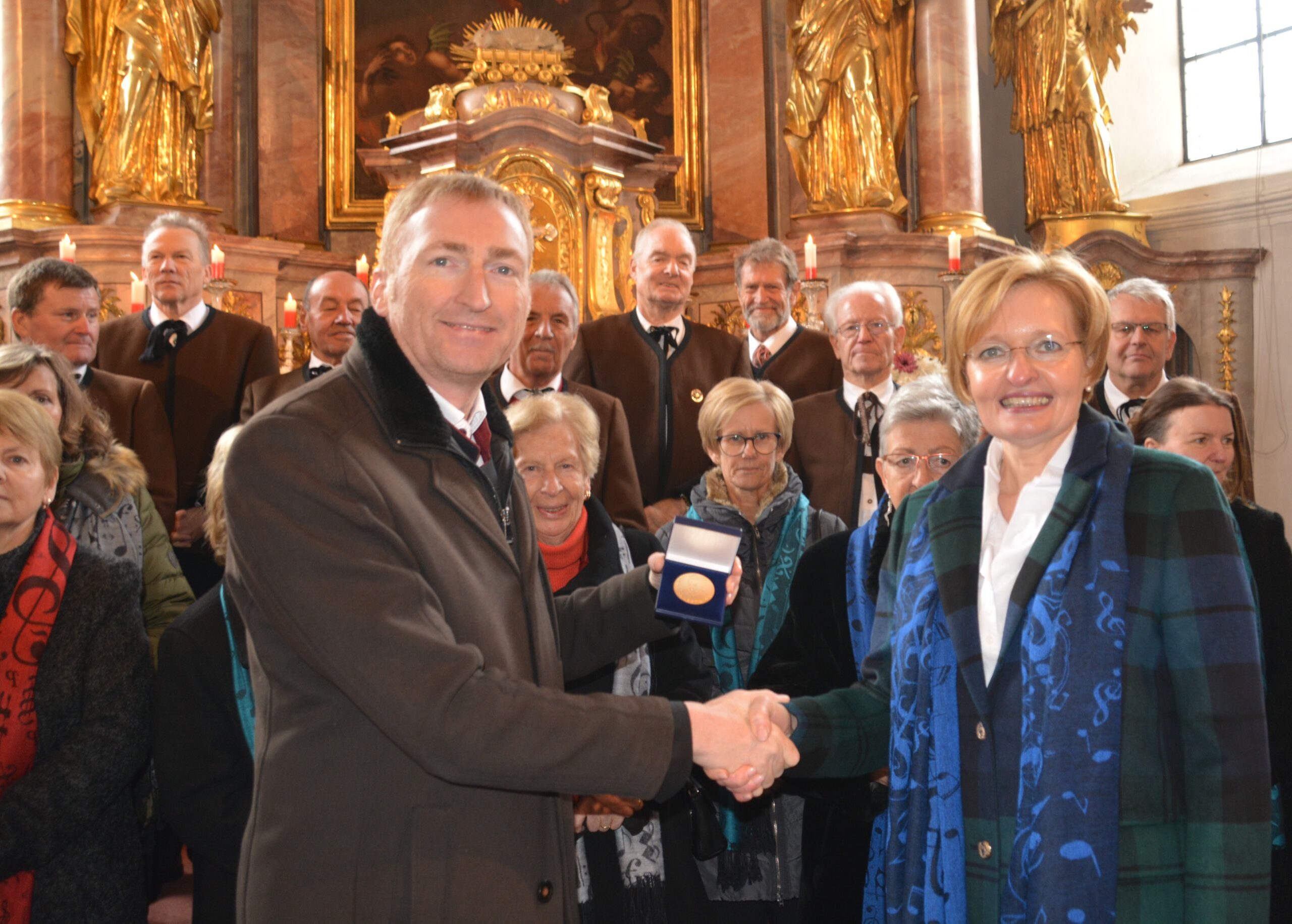 Obfrau Kirchenchor Ellmau Elisabeth Buchauer erhält Palestrina-Medaille von Manfred Zott_Diözesan-Kirchenmusikkommission_web