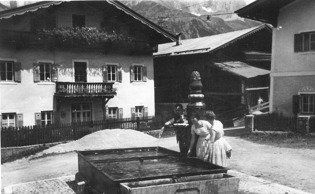 Urlauber am Dorfbrunnen 1960