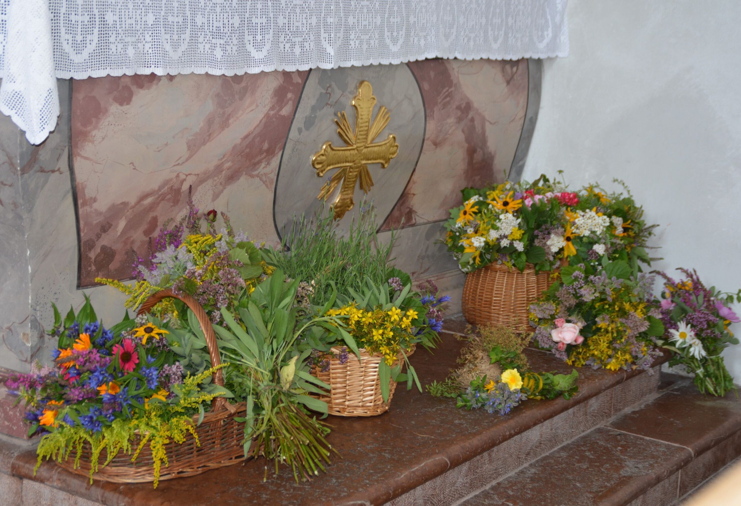 Weihbuschen Bäuerinnen_Maria Himmelfahrt 2023_Blumen am Seitenaltar_web