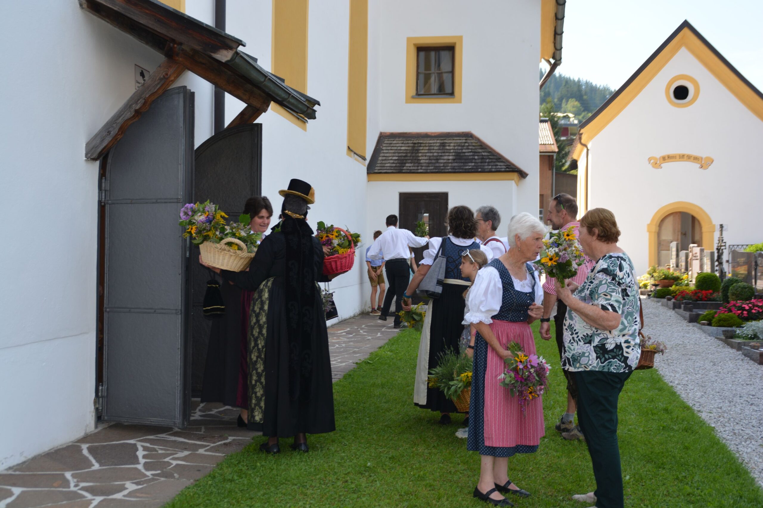 Weihbuschen Bäuerinnen_Maria Himmelfahrt 2023_Gemeinde erhält geweihte Blumen_web